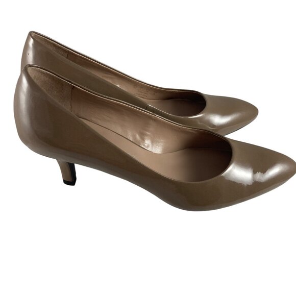 Never Worn Classic Beige Patent Leather Pump - Picture 4 of 5